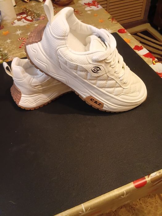 Продам мужские кроссовки