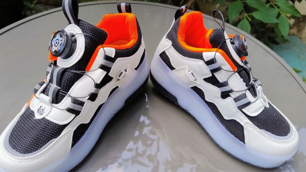 Încălțăminte sport cu role și luminițe