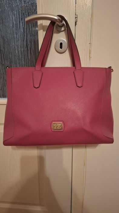 Дамска чанта на GUESS