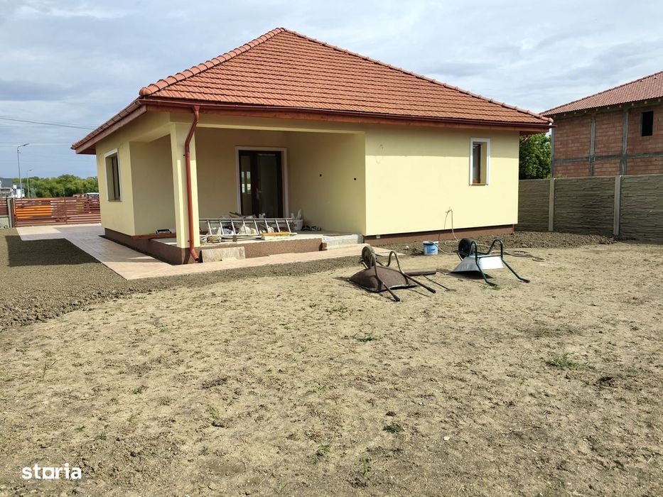 Casă nouă cu 3 camere,2 bai și curte privată imprejmuita si amenajata.