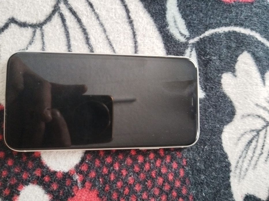 Iphone 11 vine insoțit cu diapley de rezerva schimb cu alceva