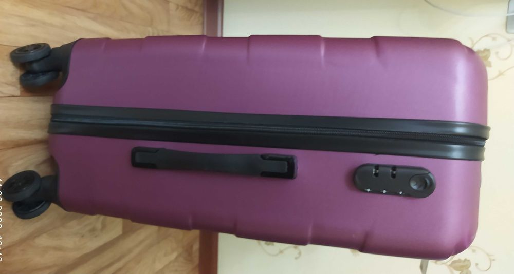 Новый чемодан на колесах