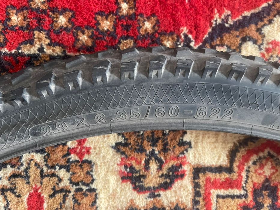 Продам две вело  покрышки на найнер