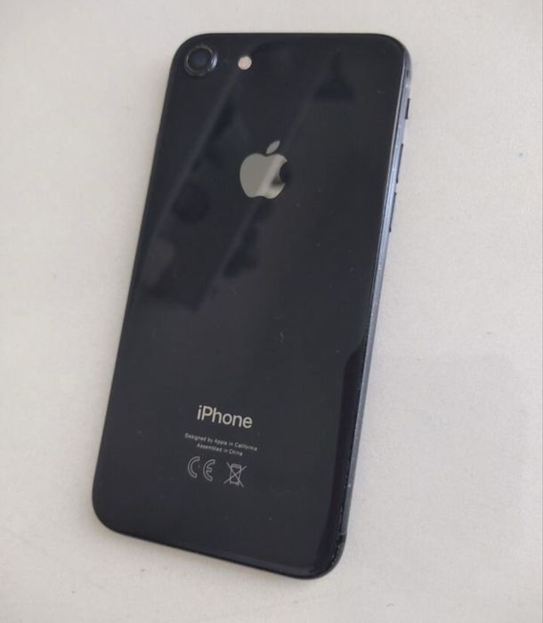 Iphone 8  память 64 гига