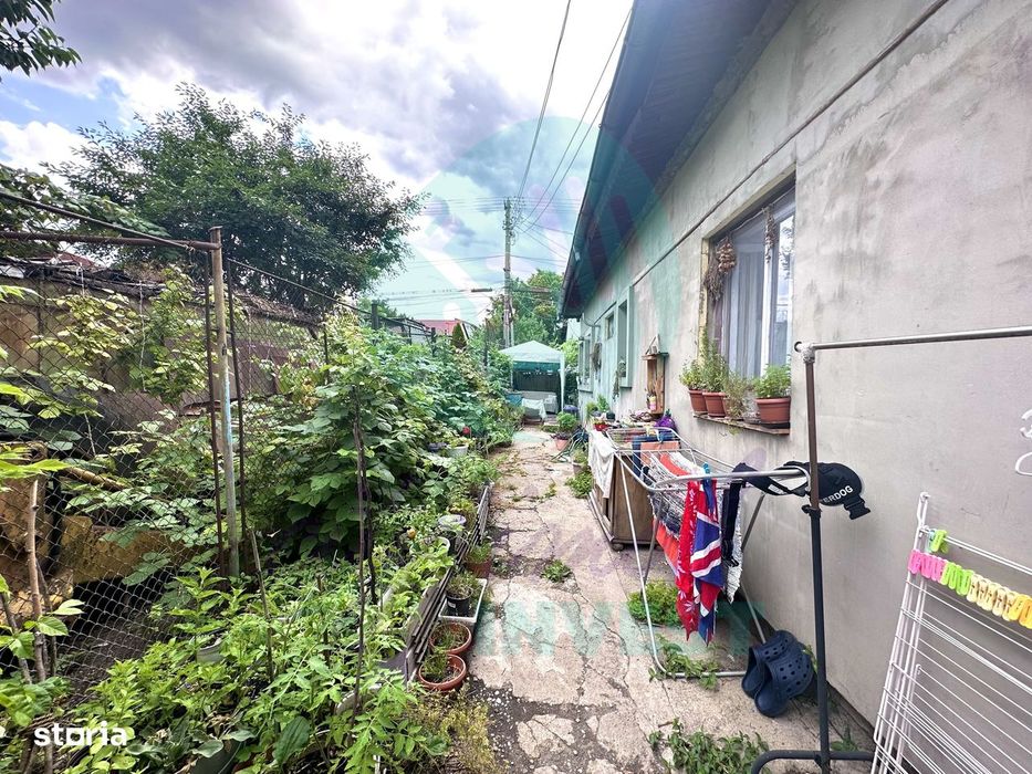 Teren de 250 mp cu casa -  la o distanta de 7 minute de statia de metr