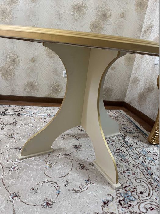 Красивый круглый стол в гостиную