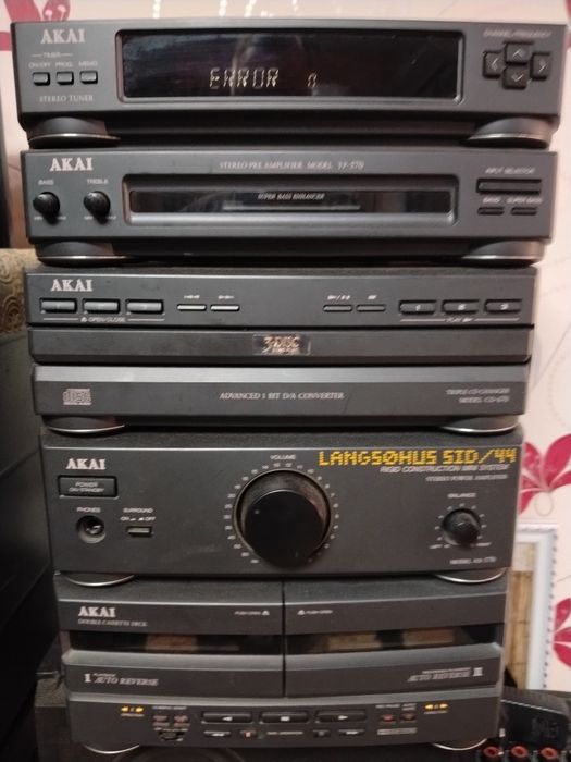 Vând combina audio Akai