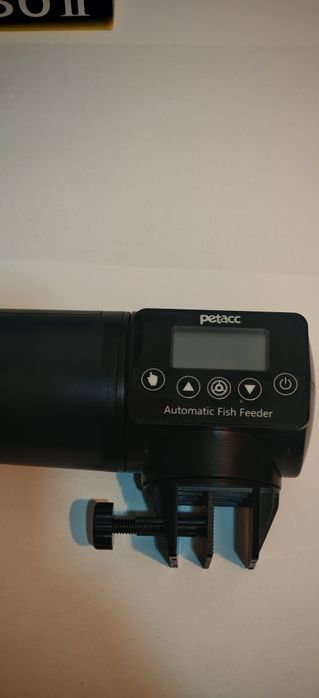 hrănitor automat pești
