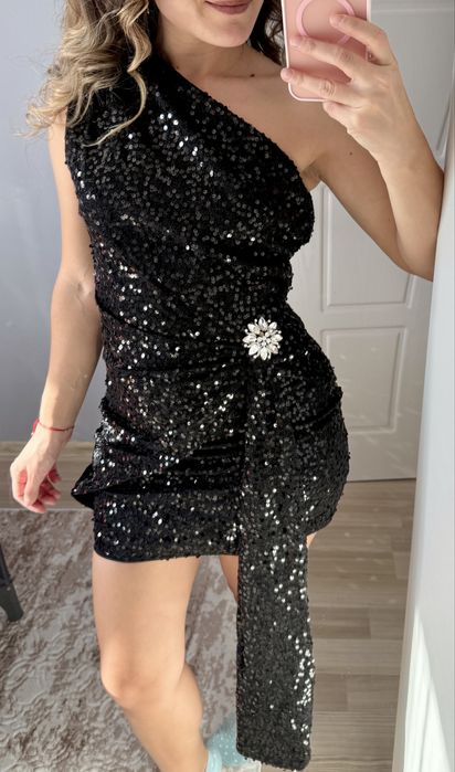 Черна с паети рокля