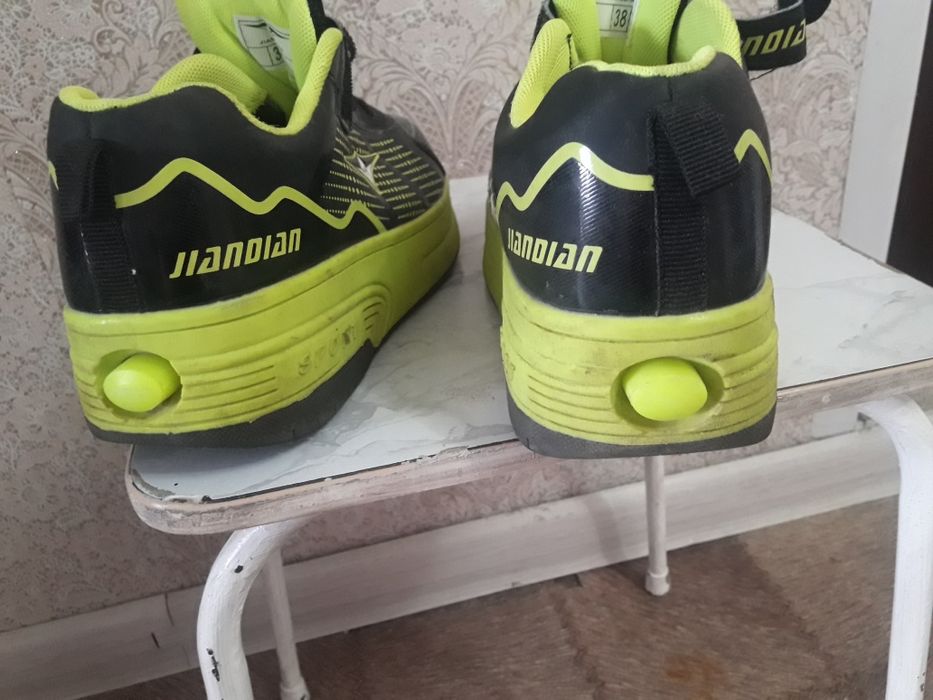 Кроссовки  б/у продам