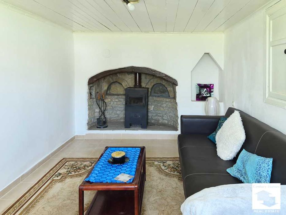 116218 Двуетажна къща с равен двор и стопански постройки в с. Ресен