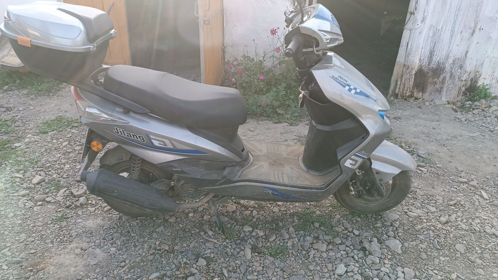 Продам скутер почти новый один сезон поставлен на учёт