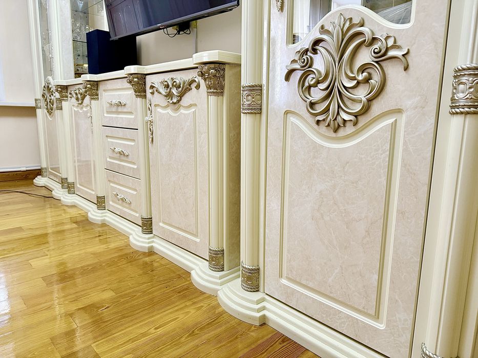 Вся Мебель из гостиной: Комод, Пенал, мяг. мебель, Стол и 12 стульев