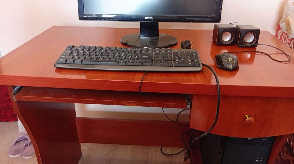 Продаётся компьютерный стол в комплекте с монитором, колонками, систем