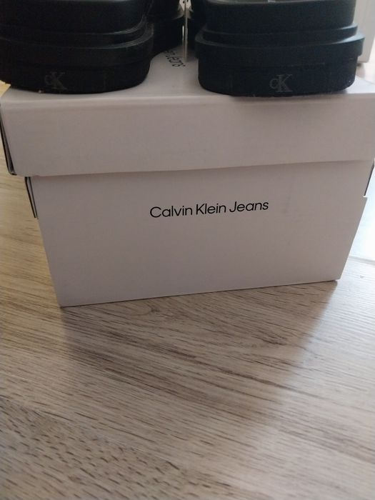 Vând papucii Calvin Klein jeans