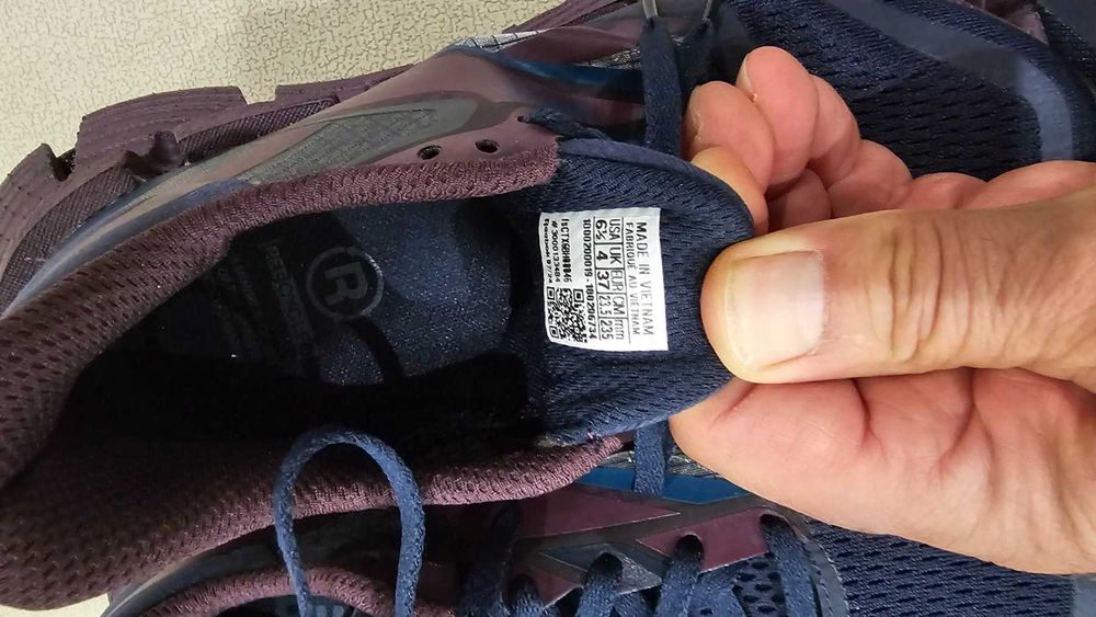 Продава 3 чифта чисто нови маратонки 38 _ 2бр., 37 _ 1бр.