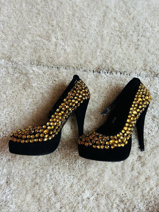 Pantofi negri toc inalt cu pietre aurii