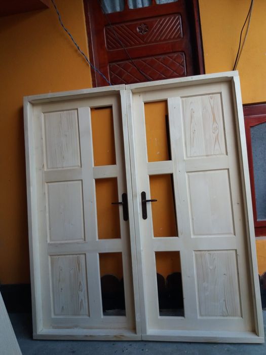 Producător de uși și ferestre din lemn masiv,brad.