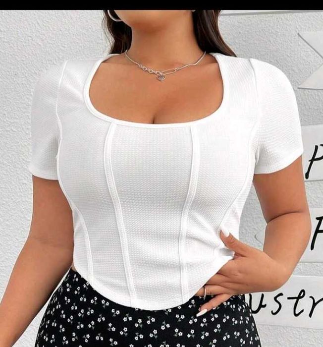 Бяла къса тениска