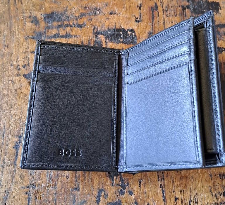 портфейл Hugo Boss БОС от естествена кожа, черен, тройно сгъваем, с капак и отделение за монети