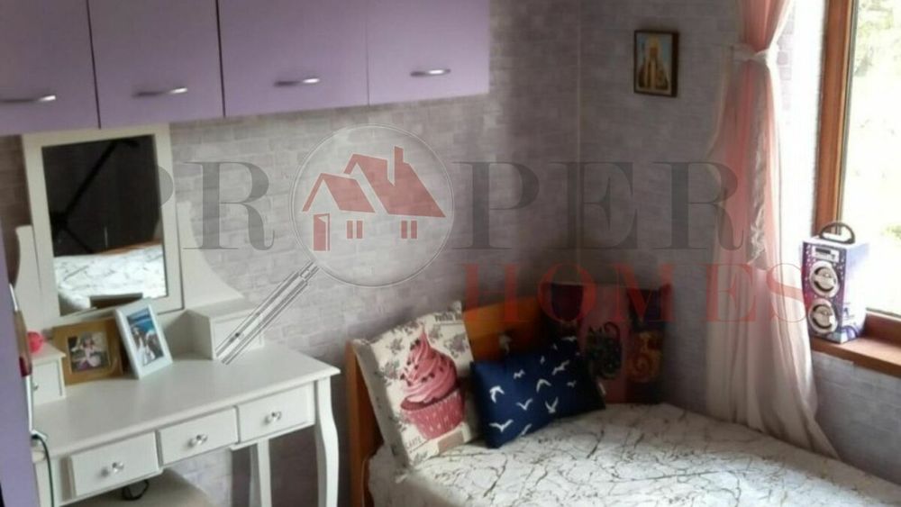 Реновирана Двуетажна Къща за Продажба