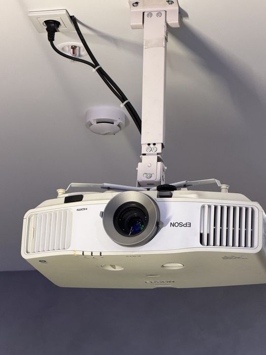 Продается Проектор EPSON EBG5350 возможен торг реальному покупателю