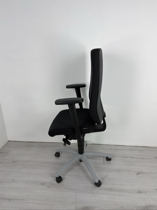 Ергономичен офис стол Dauphin който съчетава елегантен дизайн