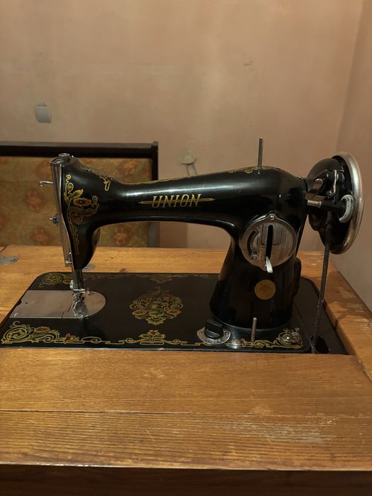 Шевна машина в шкаф Union