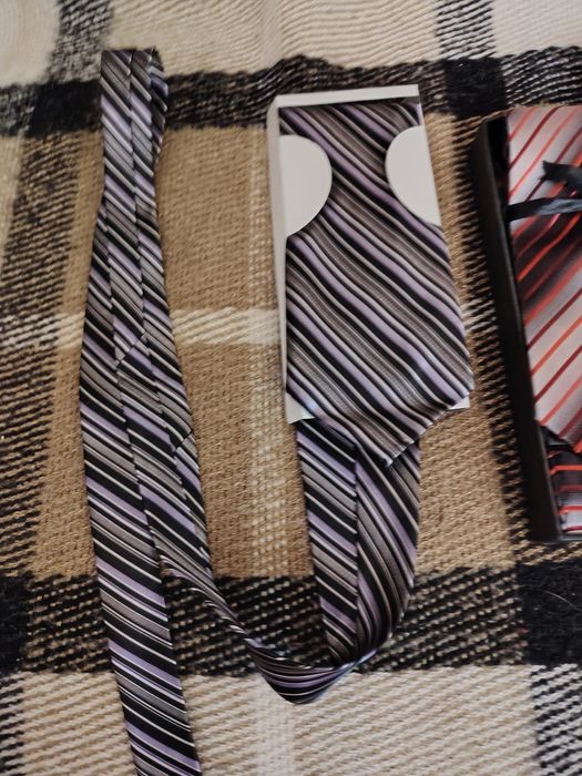 Продам новые шёлковые галстуки импортные.