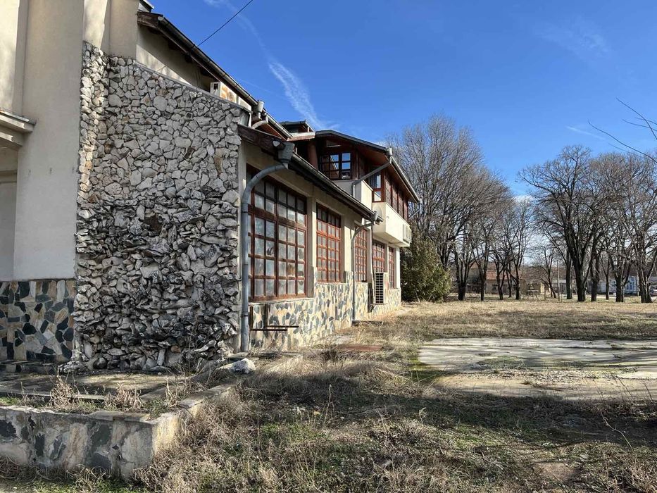 Къща и търговски обект в град Белене