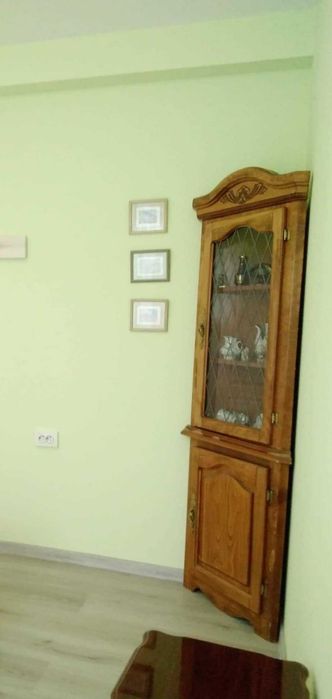 Античен ъглов витринен шкаф във викториански стил