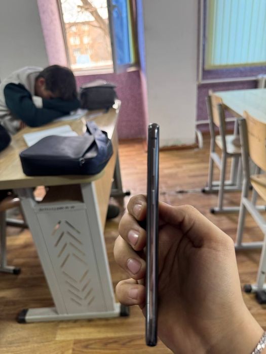 Самсунг с10 на экране только маленкое петно и задняя крышка чуть побит