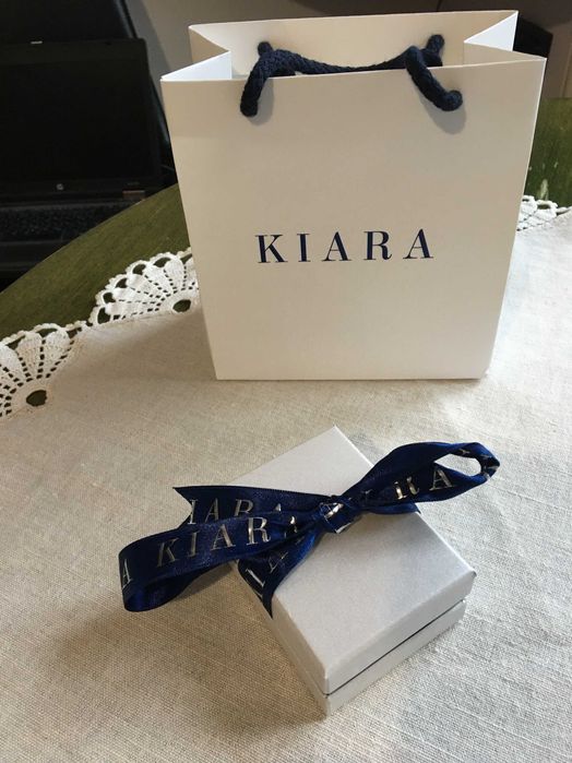 Дамско колие, марка  KIARA, ново,, с фина висулка на силикова връзка