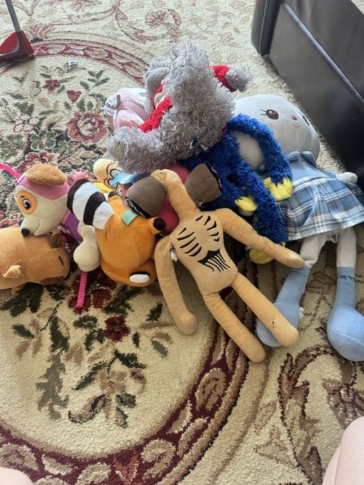 Отдам банки,диван,игрушки