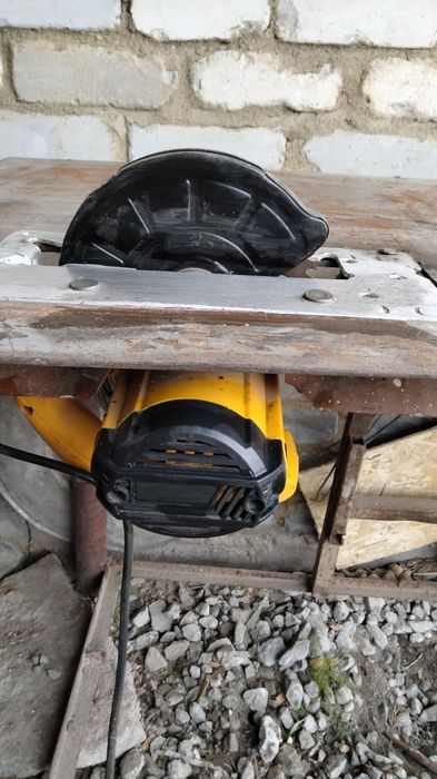 Циркуляра, встроенная в стол пила