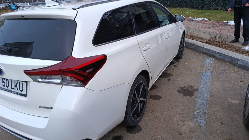 Vând toyota Auris hybrid