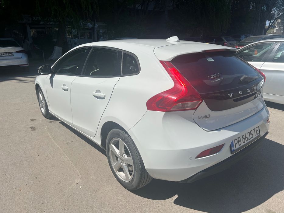Продавам Волво V40 2.0