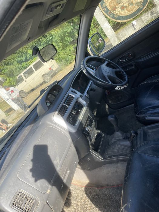 And un Miraubisi L200