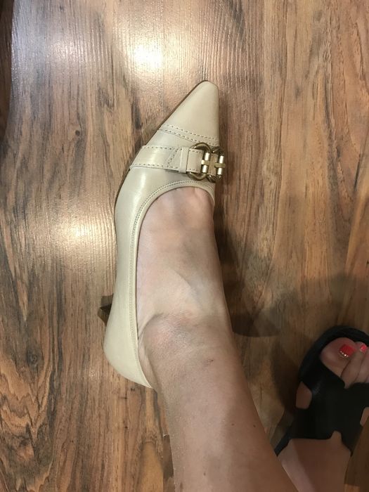 Ниски елегантни обувки в бежовата гама