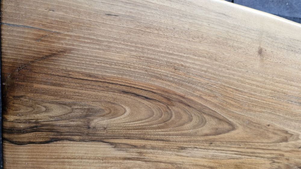 Плот за маса от орех с черна епоксидна смола