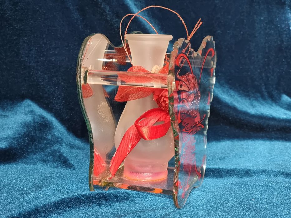 Ваза оригинальная красная с зеркальной подложкой