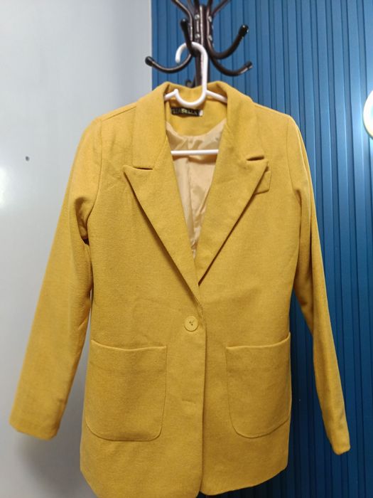 Теплый жёлтый пиджак