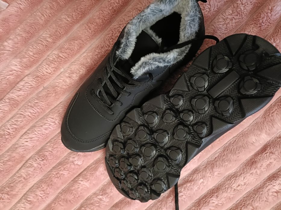 Продам женские утепленные кроссовки. .