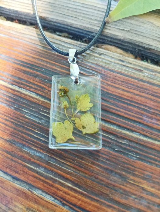 Колие от смола, тел, естествени материали