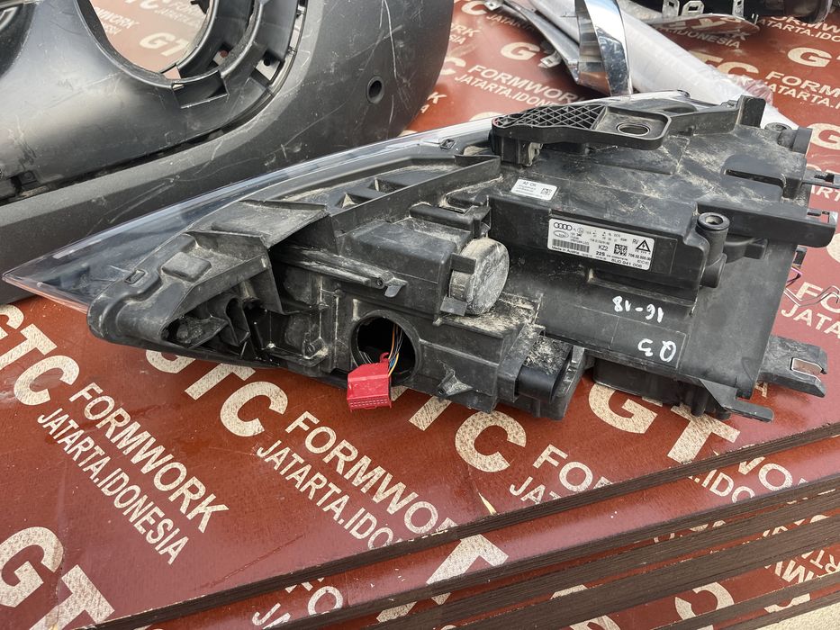 Десен и ляв фар Audi Q3 2011-