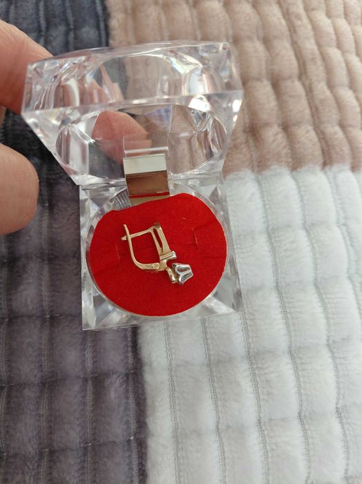 Продам серьги с бриллиантом