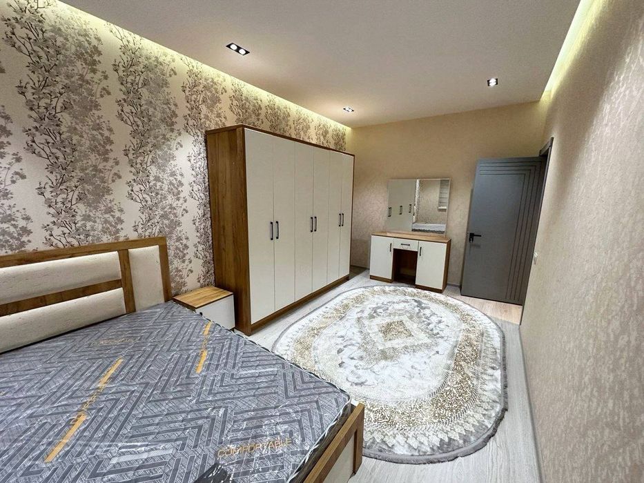 Чиланзарский район, рядом со станцией метро «Чиланзар».