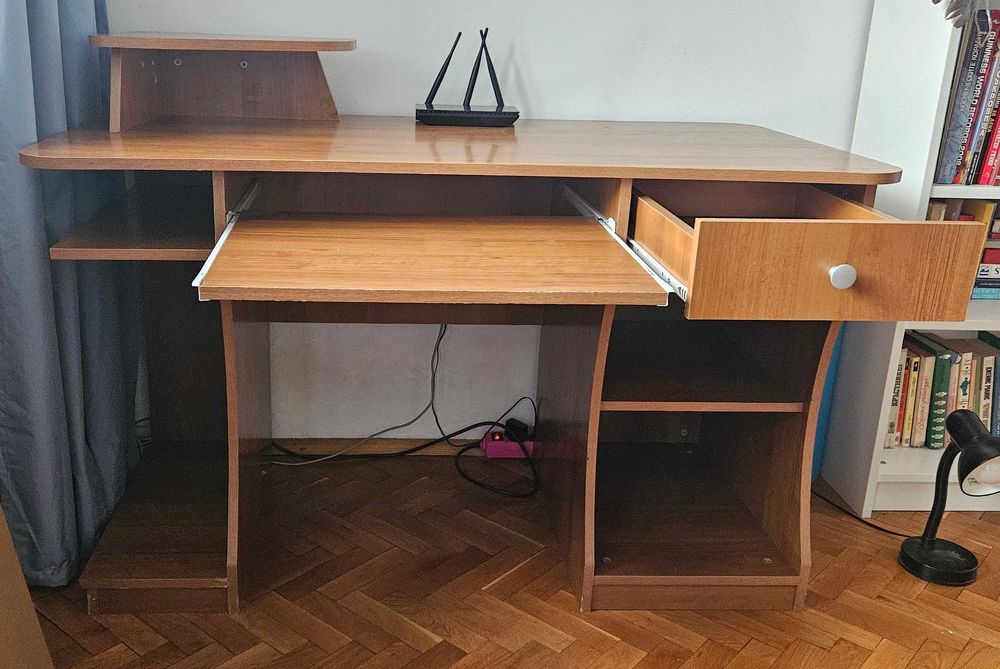 Ученическо бюро с отделение за стационарен компютър