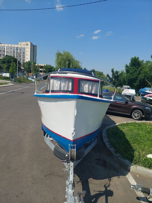 Vând barca cabinata cu motor și peridoc