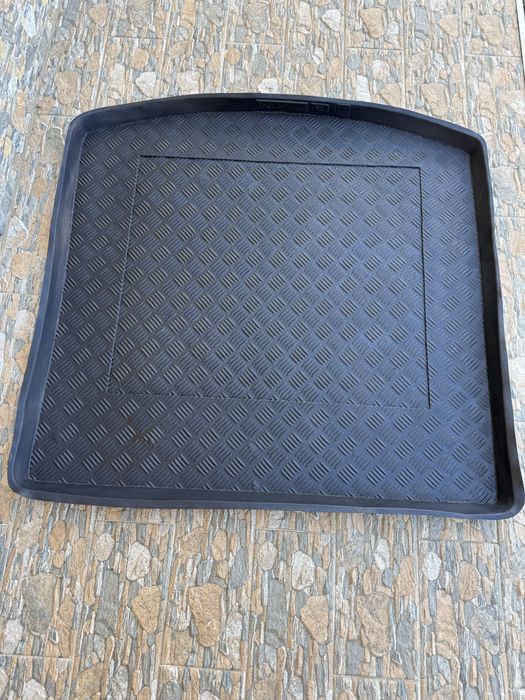Vând Tăviță din cauciuc (nu din spuma) Vw,seat,skoda,audi